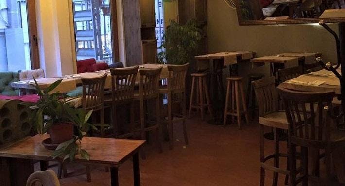 Beşiktaş, İstanbul şehrindeki Bistro Şair Leyla restoranının fotoğrafı - Photo 4