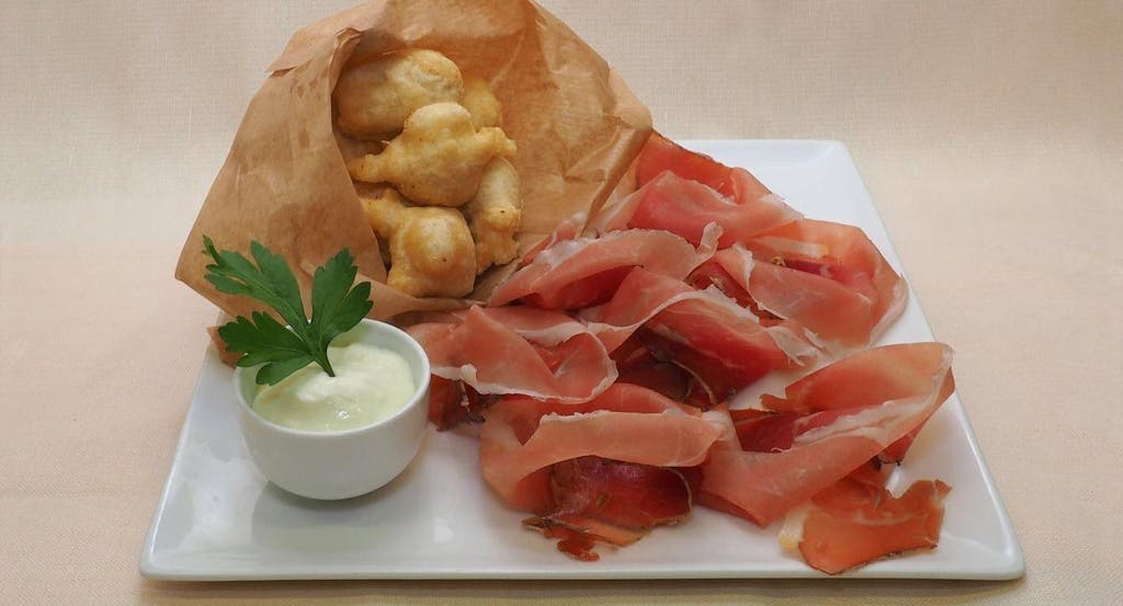 Cominciamo con un antipasto favoloso, I nostri coccoli con crudo 24 mesi DOP e stracchino - Fonte: Quandoo
