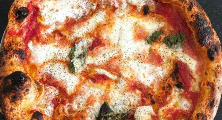 Restaurant Trattoria Napoletana e Pizzeria Nun Se Ne Va' in Pozzuoli, Naples