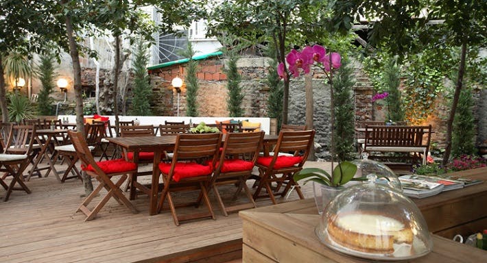 Cihangir, Istanbul şehrindeki White Mill Cafe restoranının fotoğrafı