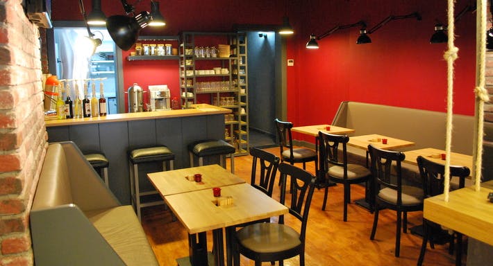Beyoğlu, İstanbul şehrindeki Taksim Alyon Cafe restoranının fotoğrafı
