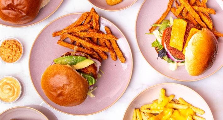 Bilder von Restaurant Bluhms - No Meat Burgers in Schöneberg, Berlin