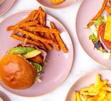 Restaurant Bluhms - No Meat Burgers in Schöneberg, Berlin