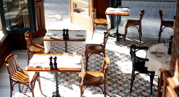 Beyoğlu, Istanbul şehrindeki Corinne Brasserie restoranının fotoğrafı