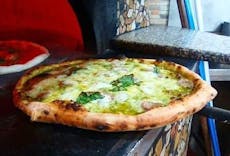 Ristorante È qui la pizza dei fratelli De Sivo a Pianura, Napoli