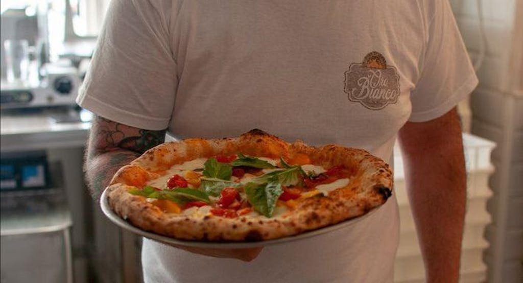 Una pizza alla Pizzeria Oro Bianco, tra le migliori di Napoli - Fonte: Quandoo