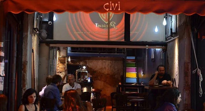 Kadıköy, Istanbul şehrindeki Çivi Bar restoranının fotoğrafı