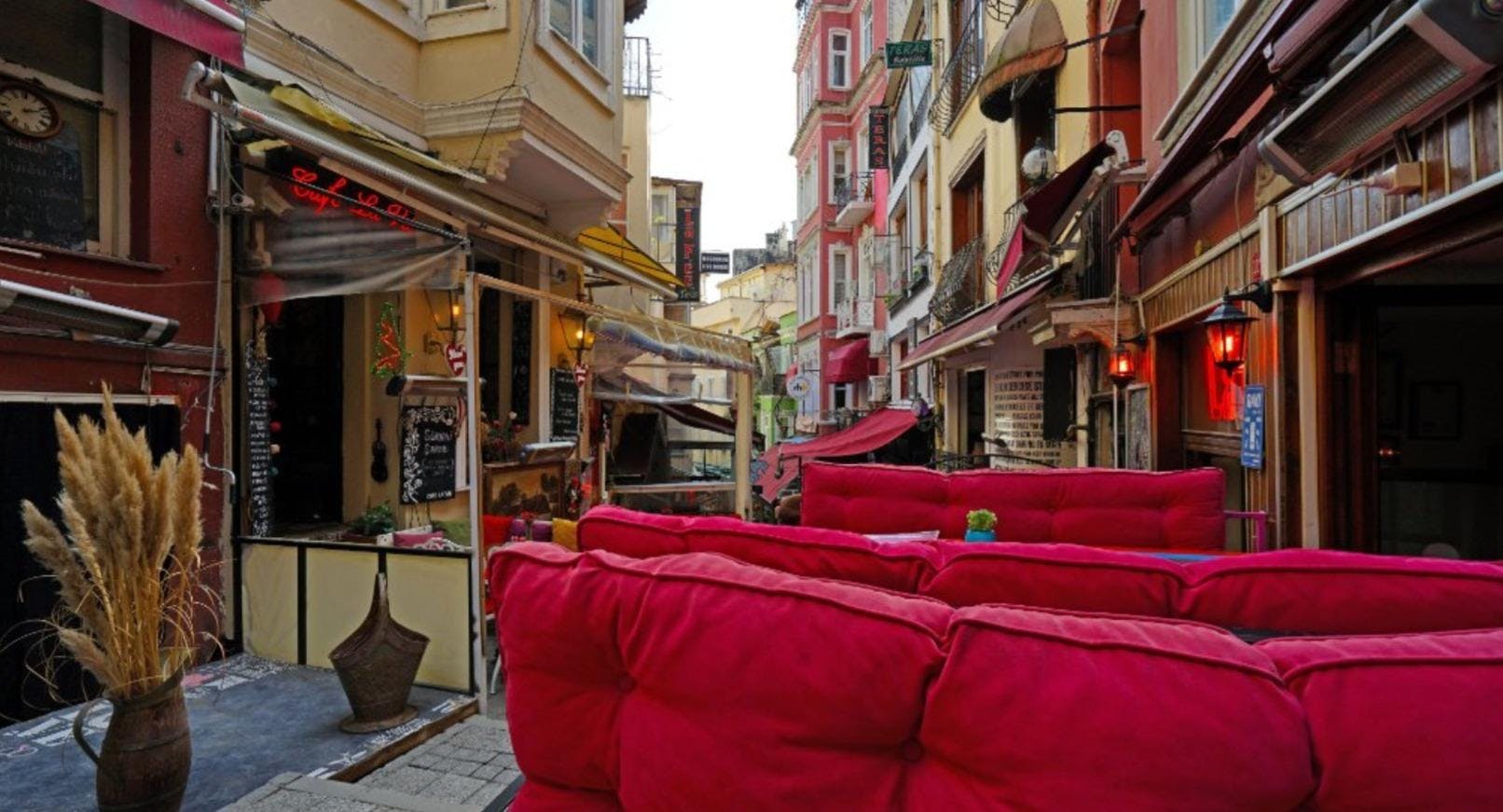 Beyoğlu, İstanbul şehrindeki La Fee Teras restoranının fotoğrafı