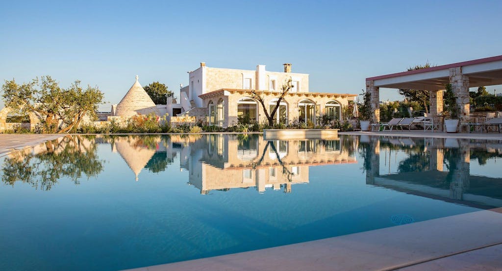 Uno sguardo sulla piscina e il ristorante gourmet del Leonardo Trulli Resort - Fonte: Quandoo