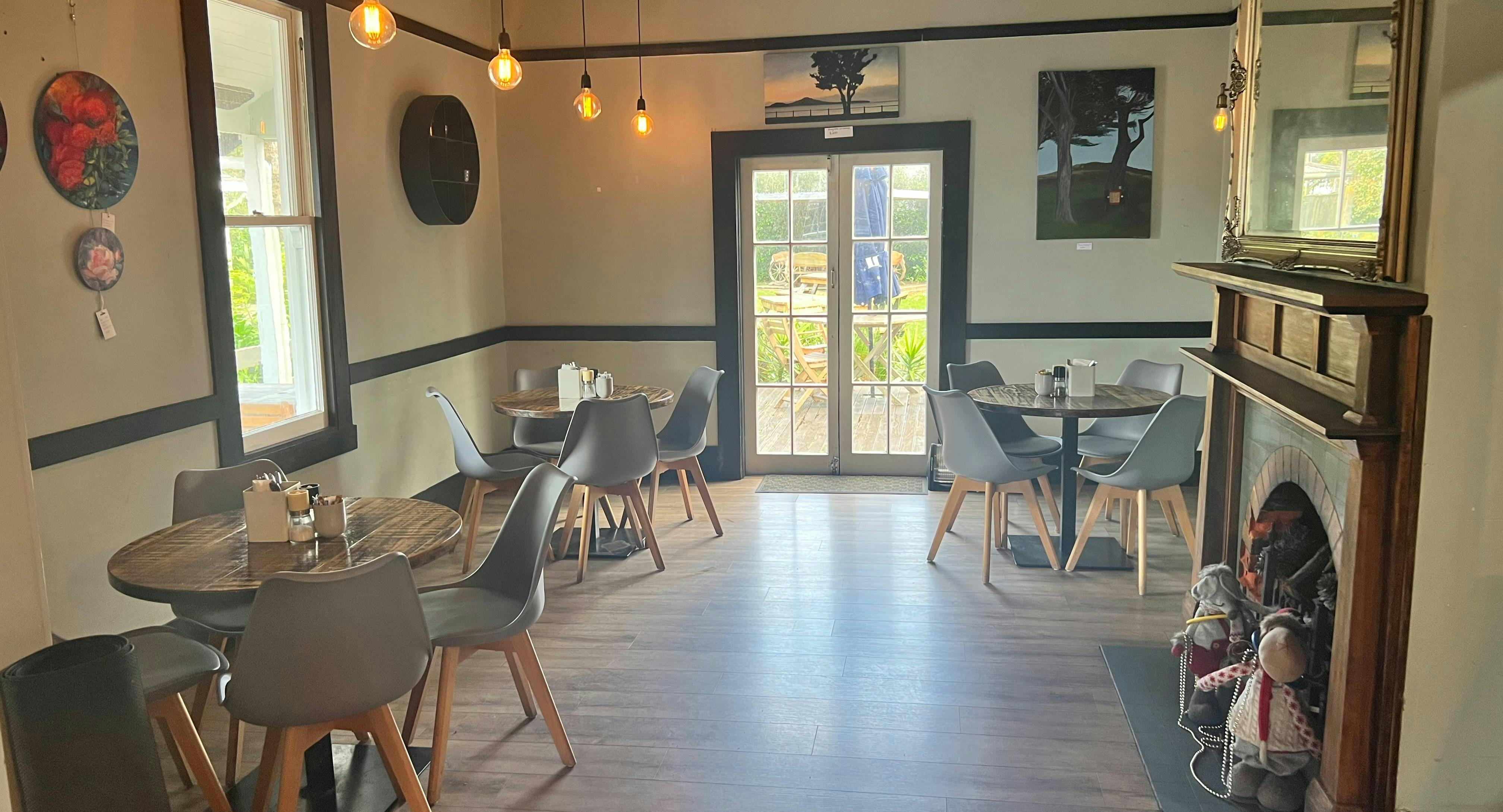 Restaurant The Collins Cafe & Bar in Greenhithe, Auckland