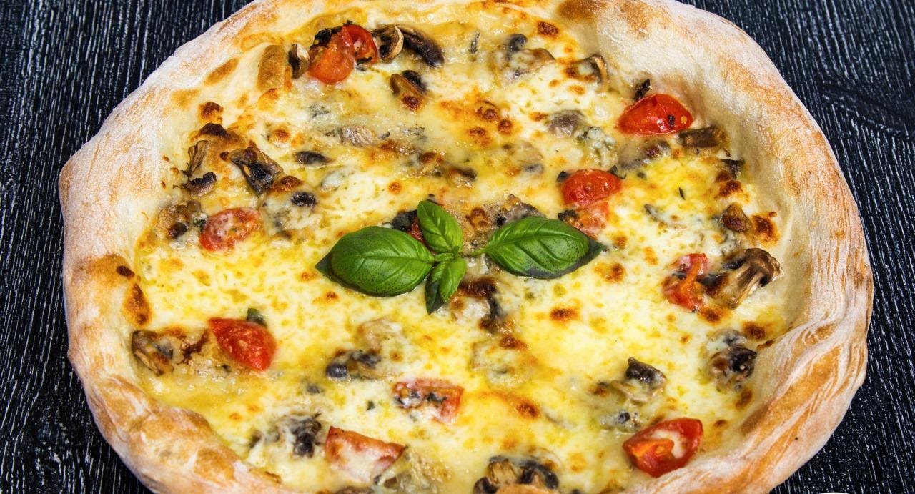 Photo of restaurant L'Azzurra Pizzeria Ristorante in Poplar, London - Photo 3