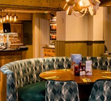 Restaurant LARKSWOOD HARVESTER in Walthamstow, London