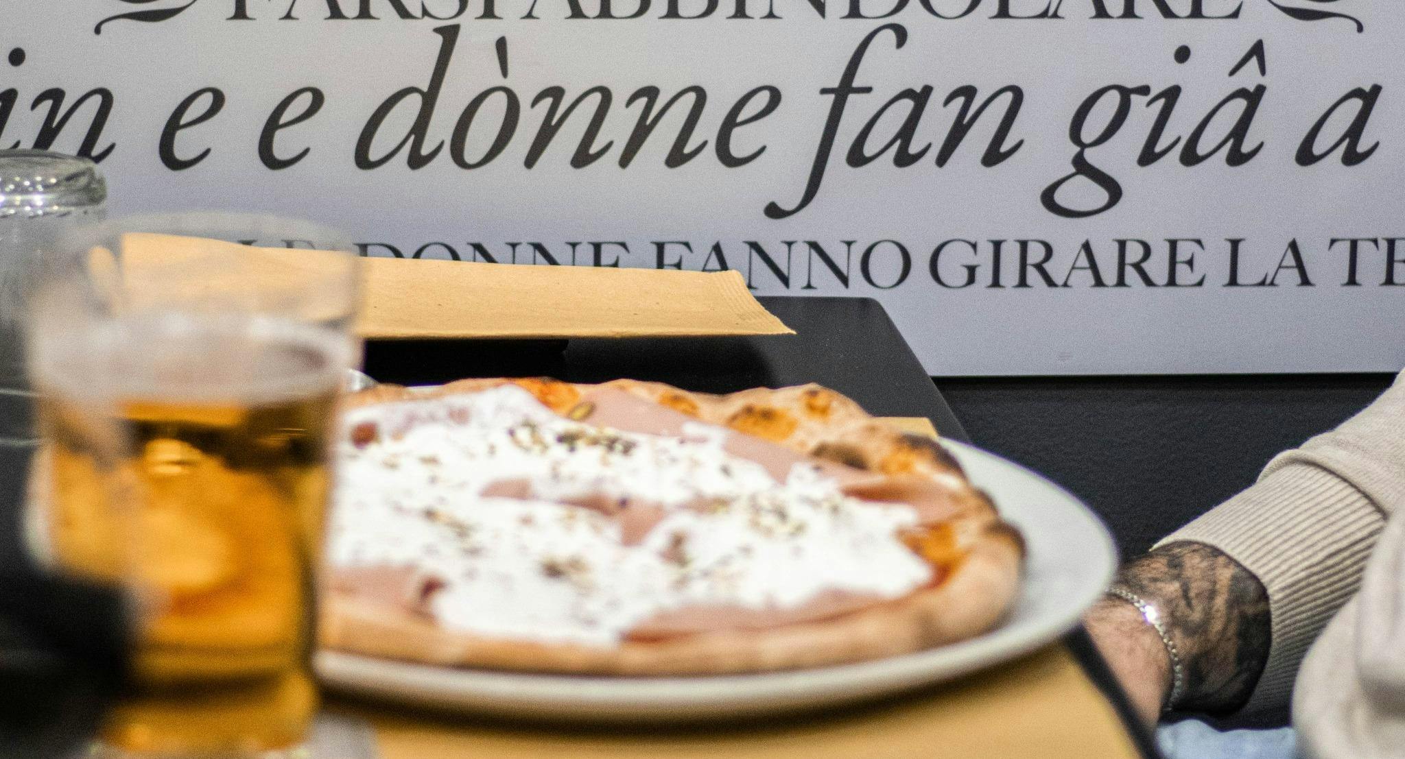 Restaurant Basil Lounge Bar con Cucina e Pizzeria in Centro Storico, Genoa